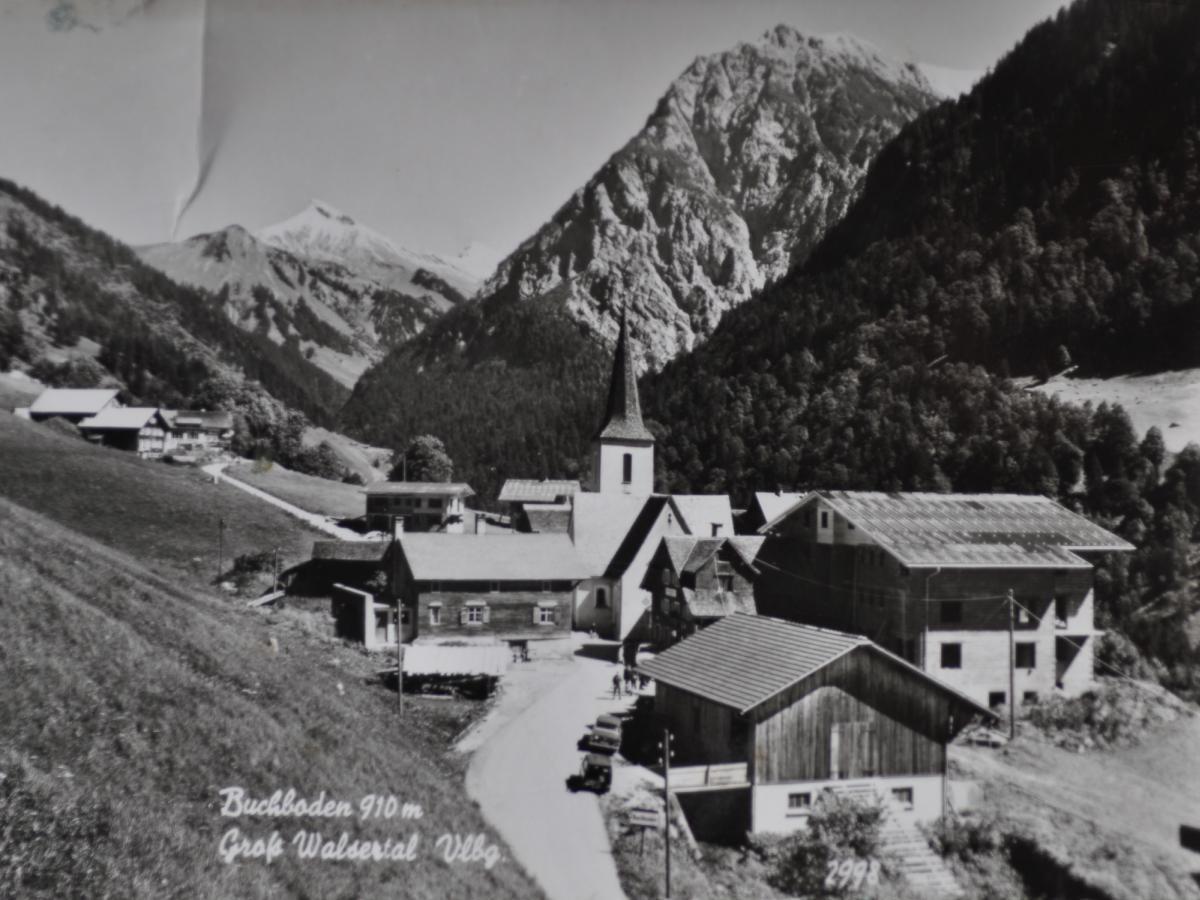 Eine historische Dorfansicht von Buchboden im Großen Walsertal