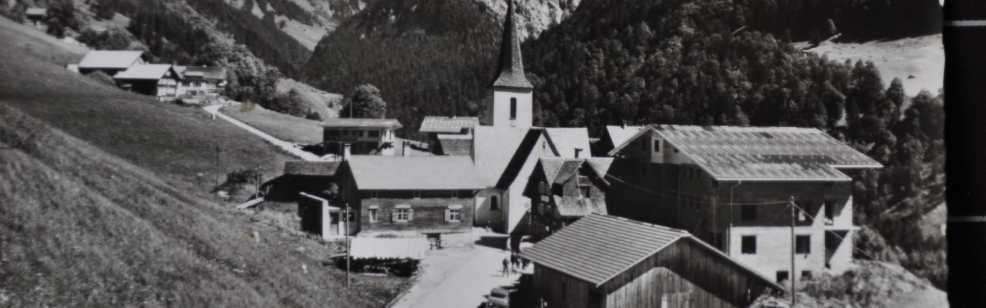 Eine historische Dorfansicht von Buchboden im Großen Walsertal